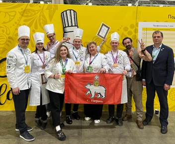 Григорий с командой и наставниками | Источник: minpromtorg.permkrai.ru