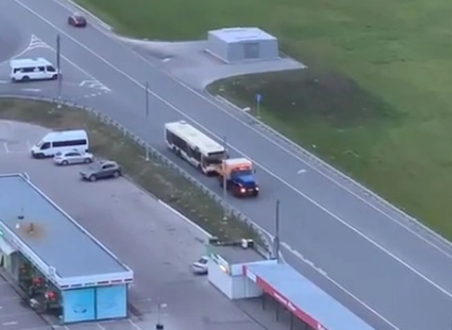 Видео: в Рязани буксируют московский «подарочный» автобус | ya62.ru