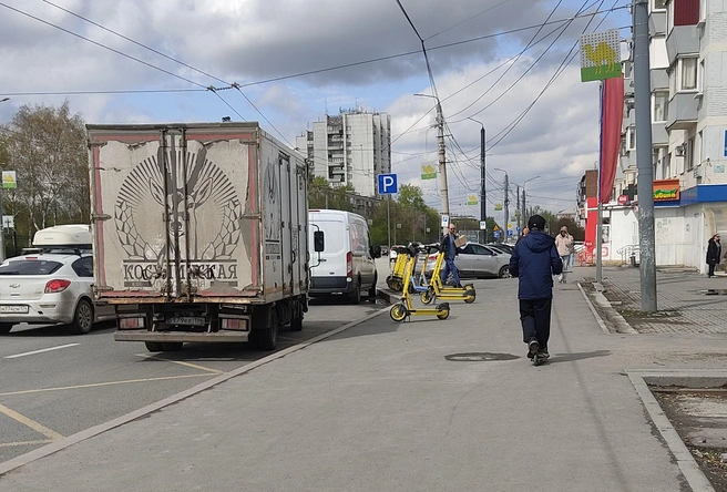 Свердловский проспект напротив автомобильного училища. Автор снимка пишет, что грузовик «пивнушки» стоял так минут 15. Вообще на желтой «молнии», обозначающей остановку общественного транспорта, останавливаться запрещено. Исключение делается только для посадки и высадки пассажиров, но посадка и высадка пива не считается | Источник: читатель 74.RU