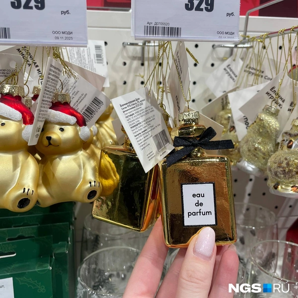 Обратили внимание, что ассортимент игрушек заметно отличается от остальных витрин?  | Источник: Алёна Золотухина / NGS.RU