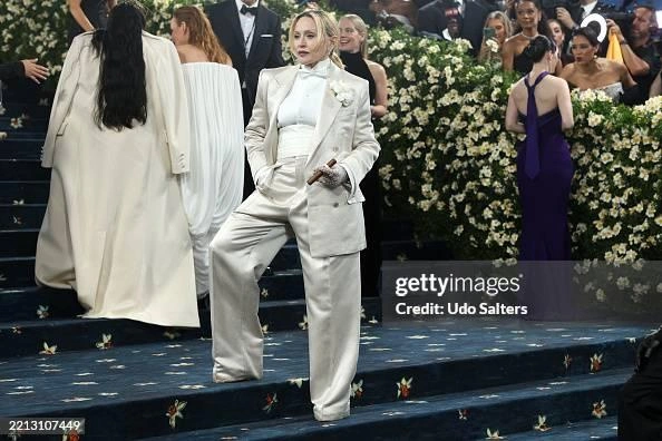 Мадонна в белом сатиновом костюме от Tom Ford | Источник: Udo Salters / Patrick McMullan via Getty Images
