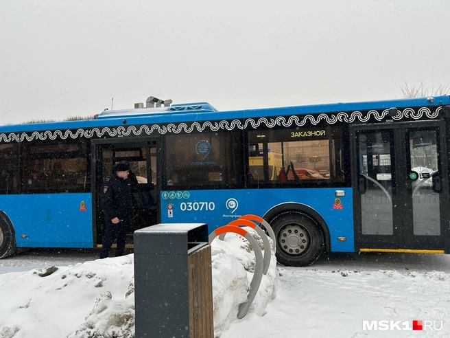 На месте ЧП стоят заказные автобусы | Источник: Римма Багдасарян / MSK1.RU