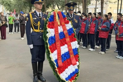 Щеглова возложила цветы к мемориалу в Маньчжурии
