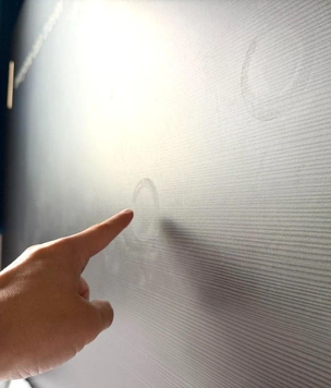 В «Твиттере» (X) очень смешной тред: «От чего эти круги на изголовье кровати в отеле?»