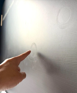 В «Твиттере» (X) очень смешной тред: «От чего эти круги на изголовье кровати в отеле?»