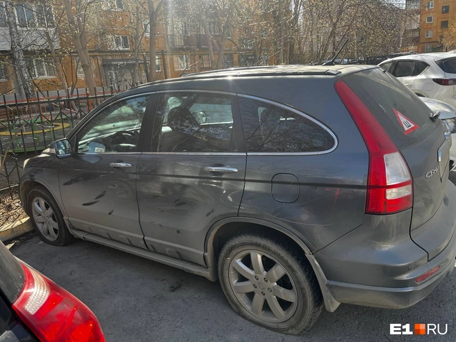 Автомобиль поцарапали по кругу и поцарапали стекло | Источник: читатель E1.RU