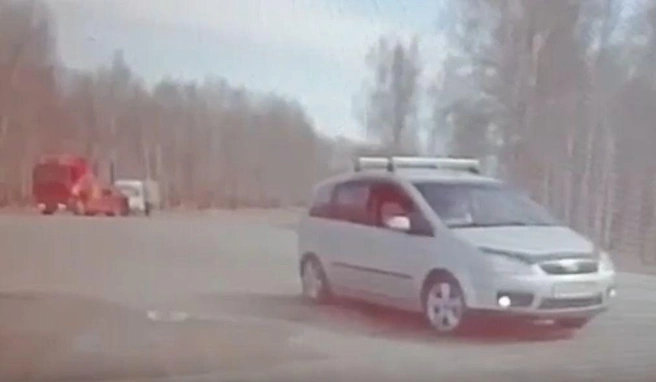 Для «Соболя» полной массой чуть больше 3 тонн (то есть, легковушки) вызвали грузовой эвакуатор. Транспортировкой и хранением таких машин занимается не ГАИ, а подрядчики. В данном случае — ООО «Спецтехника» | Источник: ГАИ Челябинской области