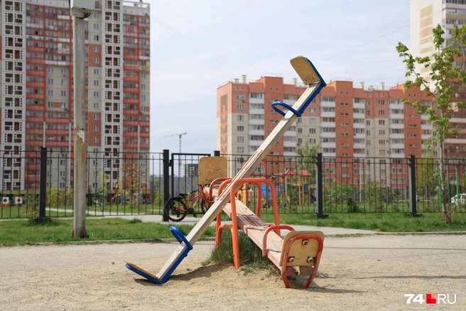 Дома новые, а качели будто бы старше них | Источник: Михаил Шилкин
