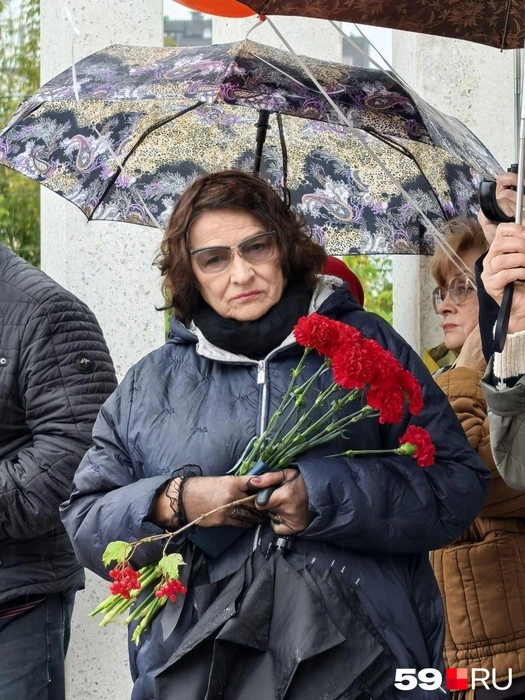 Татьяна Марголина пришла почтить память своих дочери, зятя и внучки | Источник: Вероника Свизева / 59.RU