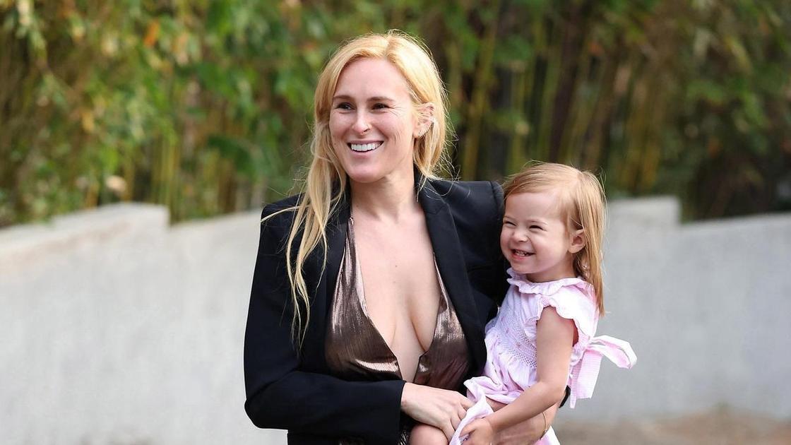 Румер Уиллис продолжает публично кормить грудью 3-летнюю дочь&nbsp;&mdash; и бороться с теми, кто против