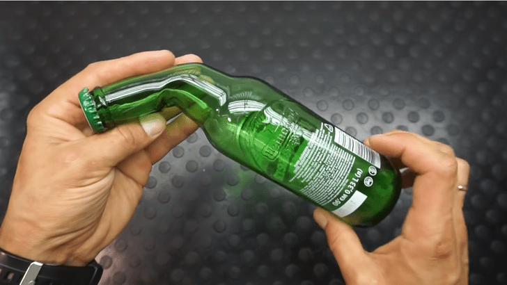 Как согнуть стеклянную бутылку? Ответ — на видео