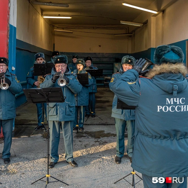 На проводах играл оркестр сотрудников МЧС | Источник: Василина Любимова / 59.RU