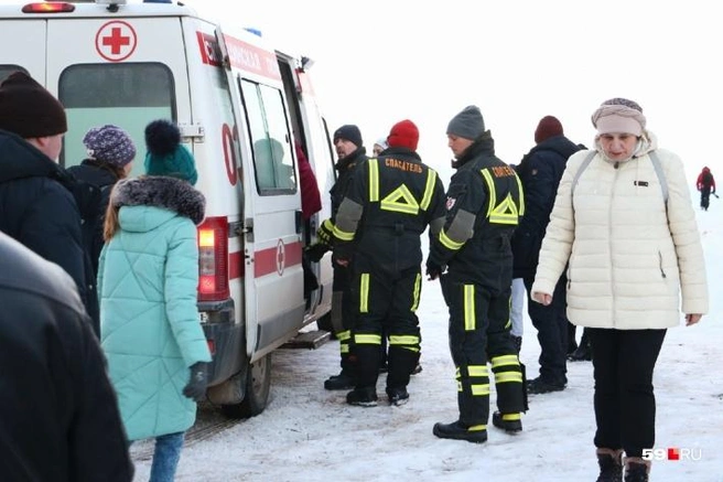 В «Хохловке» многие падали на льду, кому-то понадобилась помощь бригады врачей | Источник: Сергей Федосеев