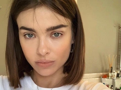 Елена Темникова призналась, что ретуширует фото, и назвала средства, с помощью которых маскирует акне