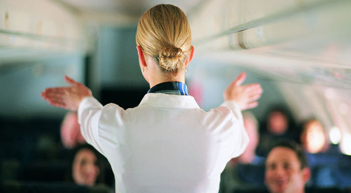 «Не надо знакомиться с нами в самолете»: стюардесса раскрывает тайны профессии