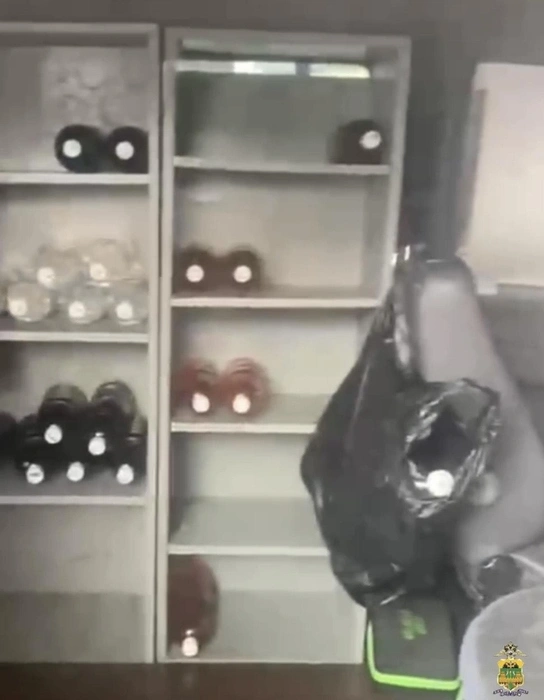 В автомобиле даже есть прилавок с продукцией | Источник: police_sochi/t.me