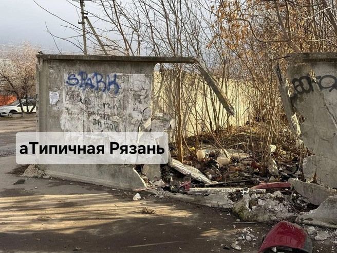 Разрушенный забор ОКБ | Источник: Telegram-канал «аТипичная Рязань»
