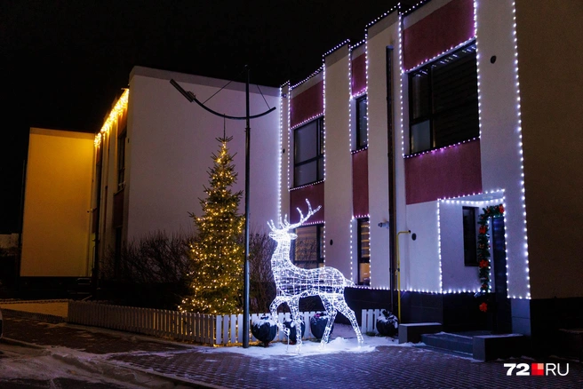 Так выглядят украшенные дворы таунхаусов в жилом комплексе неподалеку от Патрушева | Источник: Ирина Шарова / 72.RU