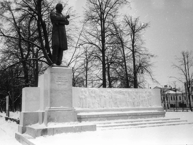 Памятник Некрасову на Волжском бульваре, покрытый снегом | Источник: Виктор Латышев / музей Боевой и Трудовой Славы средней школы № 36