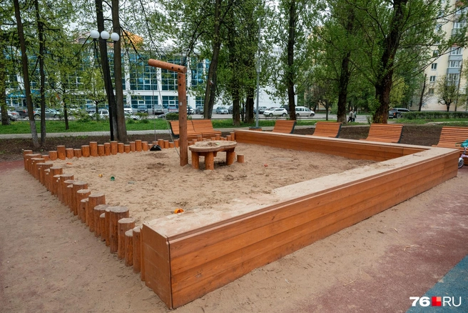 Большая песочница с деревянными ограждениями  | Источник: Александр Куренной / 76.RU