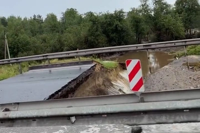 Водитель снял размытую трассу Тюмень-Екатеринбург