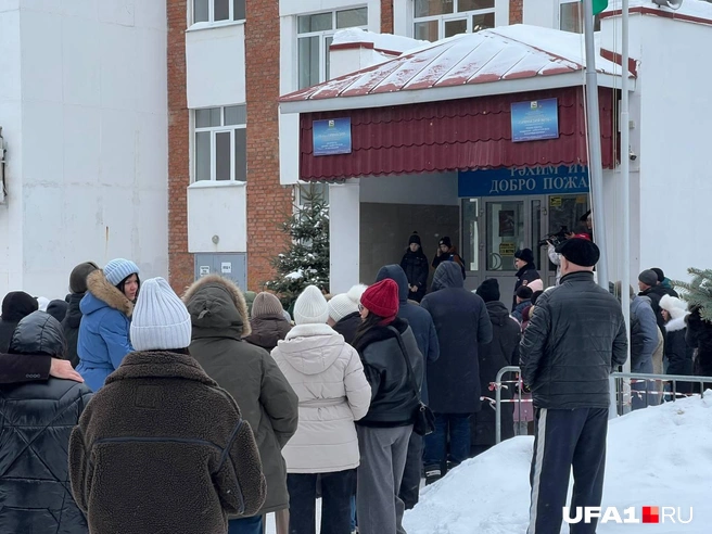 Толпы людей стоят и ждут своих детей | Источник: Андрей Бирюков / UFA1.RU