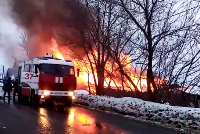 Пожар произошел сегодня днем, очевидцы сообщают о взрыве газового баллона | Источник: «ЧС Тобольск» / Vk.com