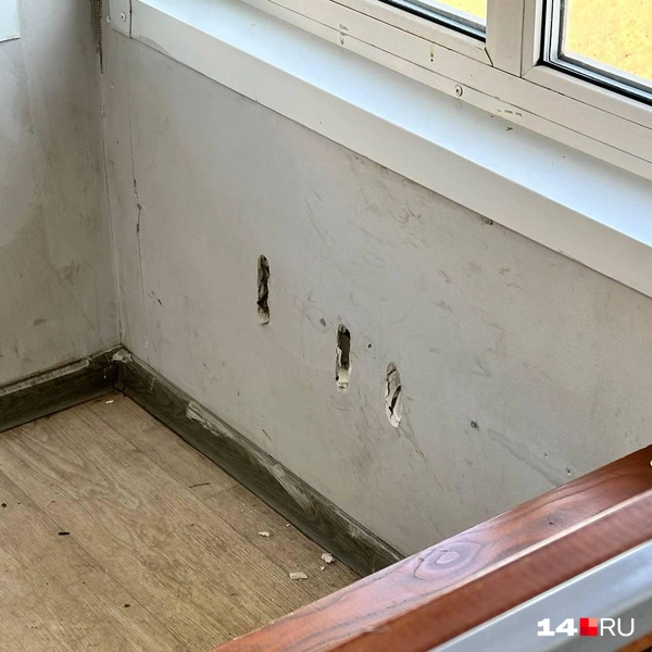 Три дырки в стене | Источник: Илья Константинов / 14.RU