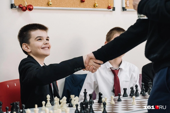 Несмотря на поражение, школьники остались довольны. Для многих партия с Андреем Есипенко стала сбывшейся мечтой | Источник: Евгений Вдовин / 161.RU