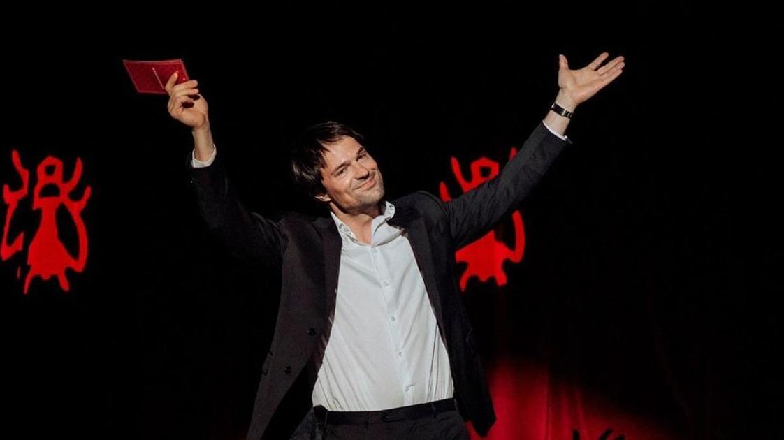 Данила Козловский красиво вернулся в светскую жизнь Москвы&nbsp;&mdash; готовил коктейли и читал Маяковского