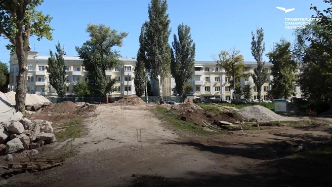 Совсем скоро здесь появится входная группа. А работы над восстановлением фонтана уже ведутся | Источник: Вячеслав Федорищев / МАХ