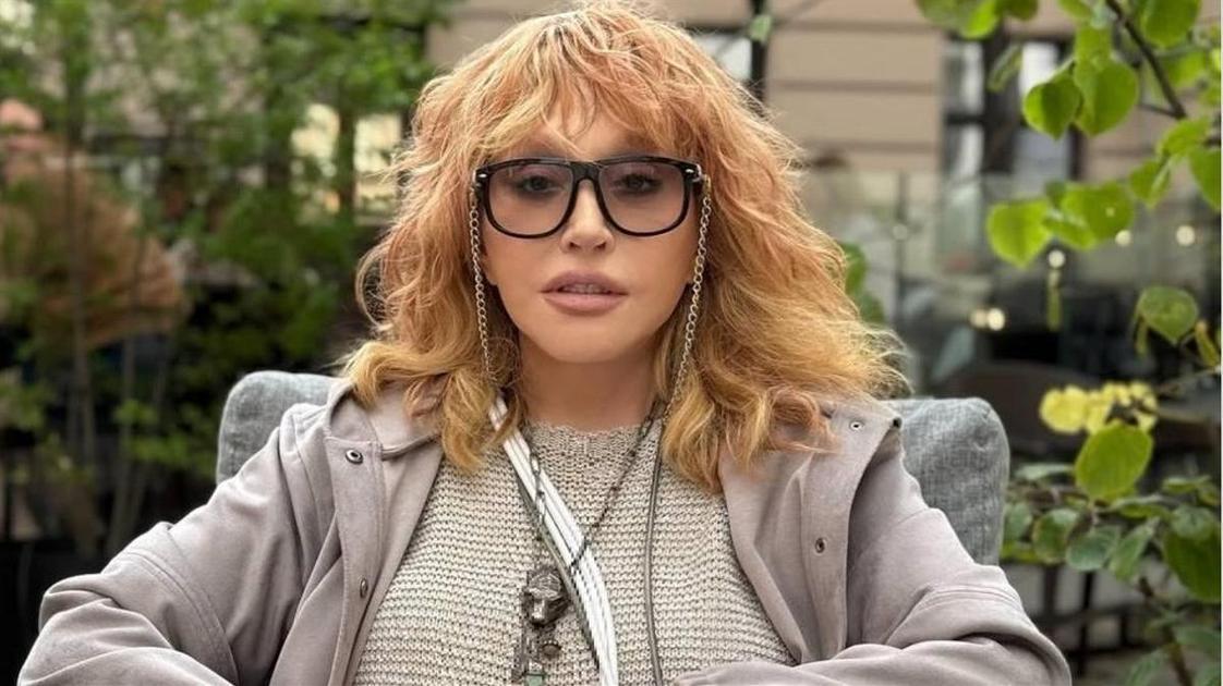 Золотая трость и шубка Prada: Алла Пугачева стала звездой светского вечера