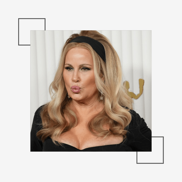 Лента-ободок как у Дженнифер Кулидж на SAG Awards 2023 — самый модный весенний аксессуар для волос