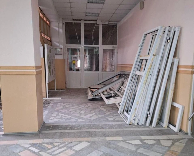 В корпусе идет замена окон, в аудиториях — холодно | Источник: «Инцидент Омск» / T.me