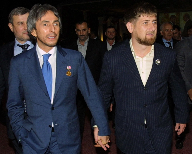 Умар Джабраилов и Рамзан Кадыров в 30-й день рождения главы Чечни в 2006 году | Источник: Kazbek Vakhayev / AP