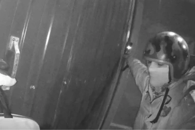 Rosgvardiya Officers Bring Beaten Man's Body to Police Station