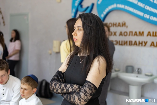 Маша надела на последний звонок длинное черное платье и кружевные перчатки | Источник: Кирилл Башинский / NGS55.RU