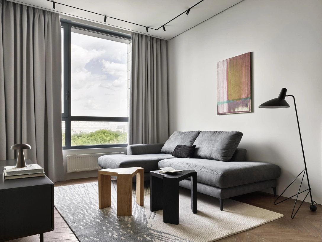 Кухня-гостиная. Диван, Mononova. Журнальные столики, Modenature. Торшер, &Tradition, L’appartement. Ковер, KulturaKovrov. Над диваном — работа Евгении Макаровой «абстракция номер 133», Reloft art. Декоративная подушка, Ateliertati. | Источник: Сергей Ананьев. Стиль: Yes We May