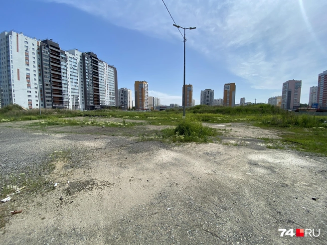 Пока что на этом месте огромный пустырь | Источник: Виталий Гущинский
