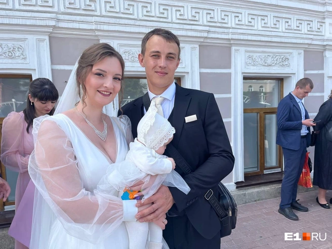 В загс пара пришла с младенцем, милота | Источник: Софья Кузьмина, Ксения Мельникова / E1.RU