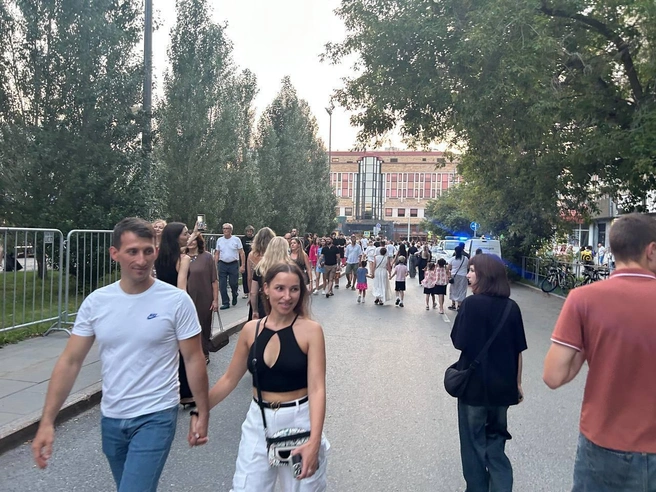 Улица Механическая была перекрыта во время празднования Дня города, по ней ходили тюменцы | Источник: Елена Познахарева / 72.RU