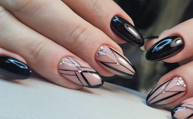 Можно сделать акцент на двух ногтях, и маникюр будет выглядеть уже совсем иначе | Источник: Елизавета Хвищук / Vk.com 