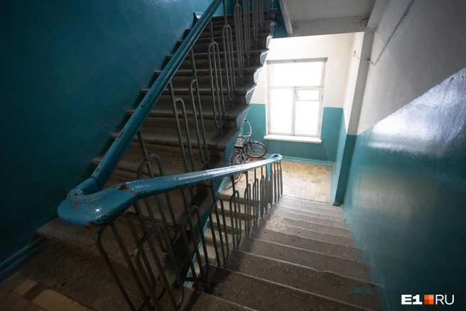 По словам жильцов, бомжи «умудряются пить и гадить тут же» | Источник: Владислав Лоншаков / E1.RU