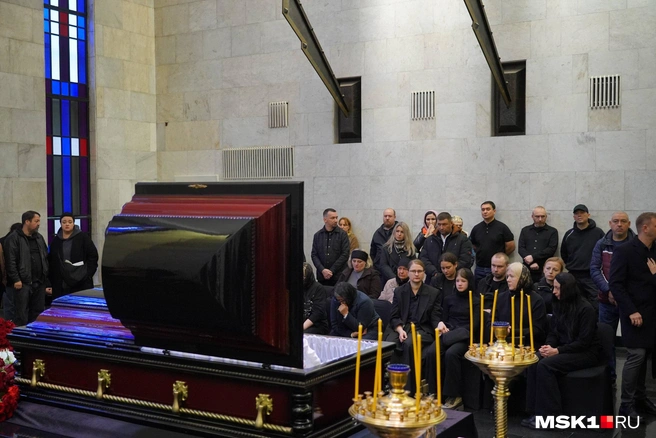 В Москве прошли похороны комедийного актера Романа Попова | Источник: Артем Рамазани-Зубов / MSK1.RU