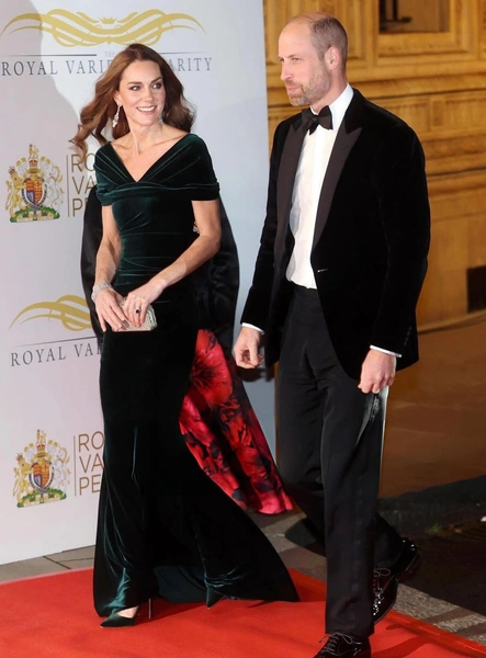 Кейт Миддлтон в изумрудном бархате открывает праздничный сезон самых торжественных образов | marieclaire.kz