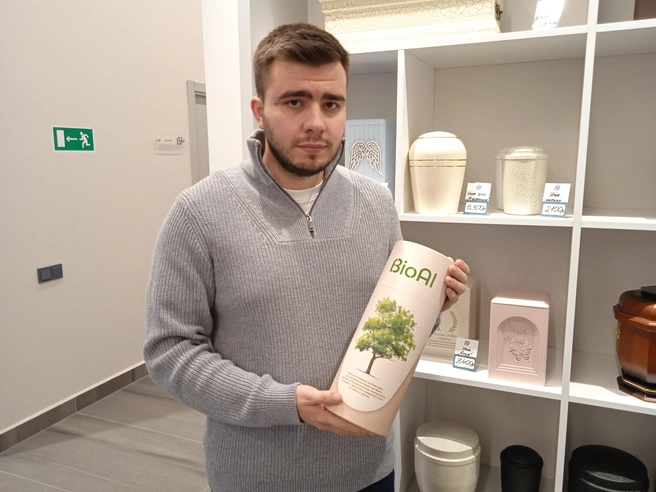 Прах можно захоронить в биоразлагаемой урне | Источник: Дмитрий Сильнов / 173.RU