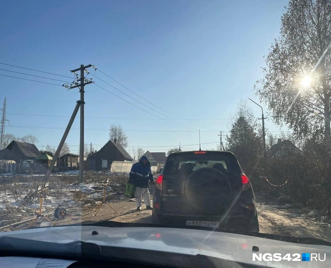 Это не единственный путь доступа на Мира, есть еще объездная дорога. Она не в лучшем состоянии, но контроля там нет | Источник: Татьяна Ирискина / NGS42.RU