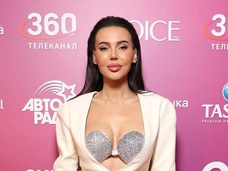 Картинка для налоговой: Оксана Самойлова в растянутой пижаме и галошах копает картошку