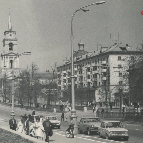 На аллее и тротуарах многолюдно, но машин все-таки немного. Фото 1969 года | Источник: В.&nbsp;В.&nbsp;Реймерс / Архив города Перми