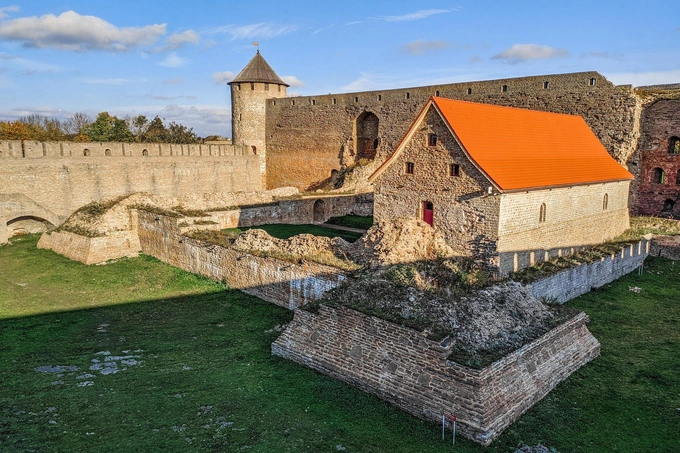 Кадр со съемок сериала и внутренний двор крепости Ивангород | Источник: Pavel Kuzmichev via Shutterstock/Fotodom.ru